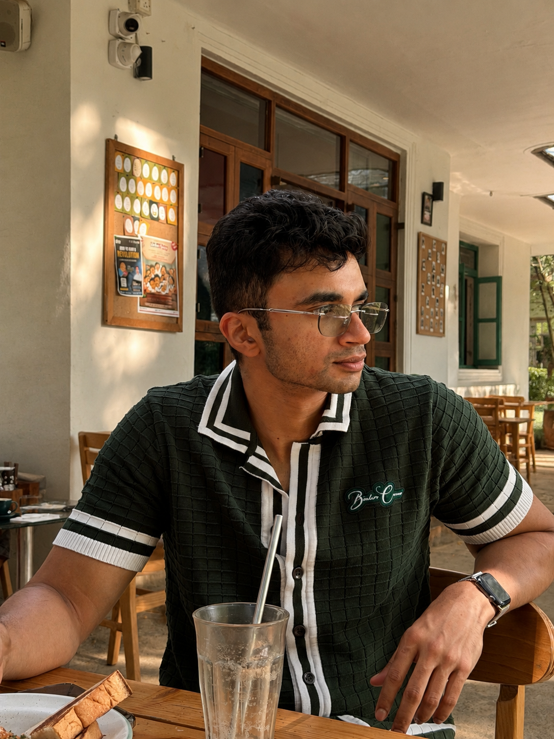Coach AVLEAN at a cafe